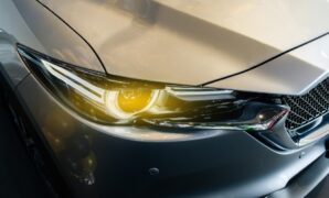 Jenis lampu mobil terbaik untuk cuaca buruk