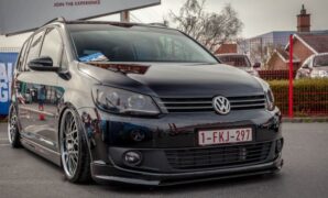 Modifikasi Eksterior VW Touran dengan Aksen Hitam